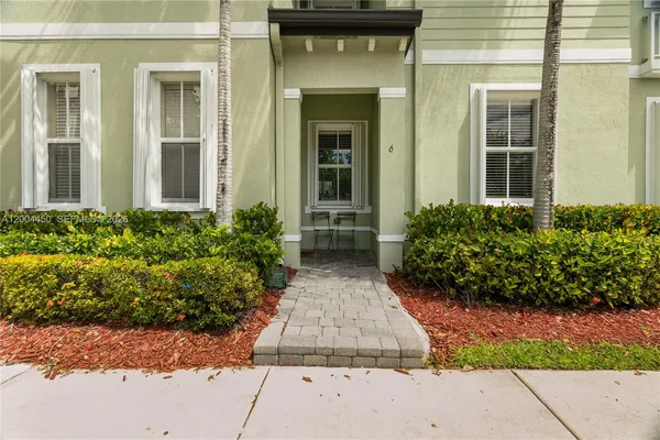 $2,200 | 3065 Southeast 1st Drive, Unit 6, Homestead, FL 33033