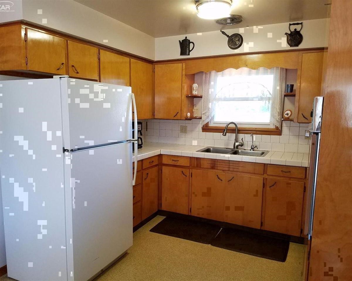 12272 Calkins Road Flushing, MI 48433 - Photo 5 of 18 21340113-4.JPG