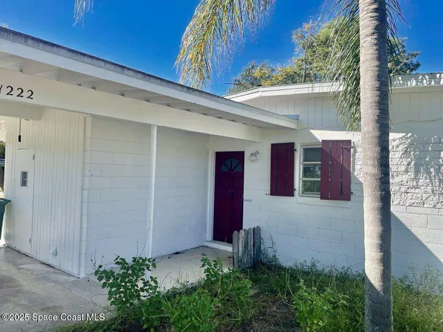 a view of a house with a small yard