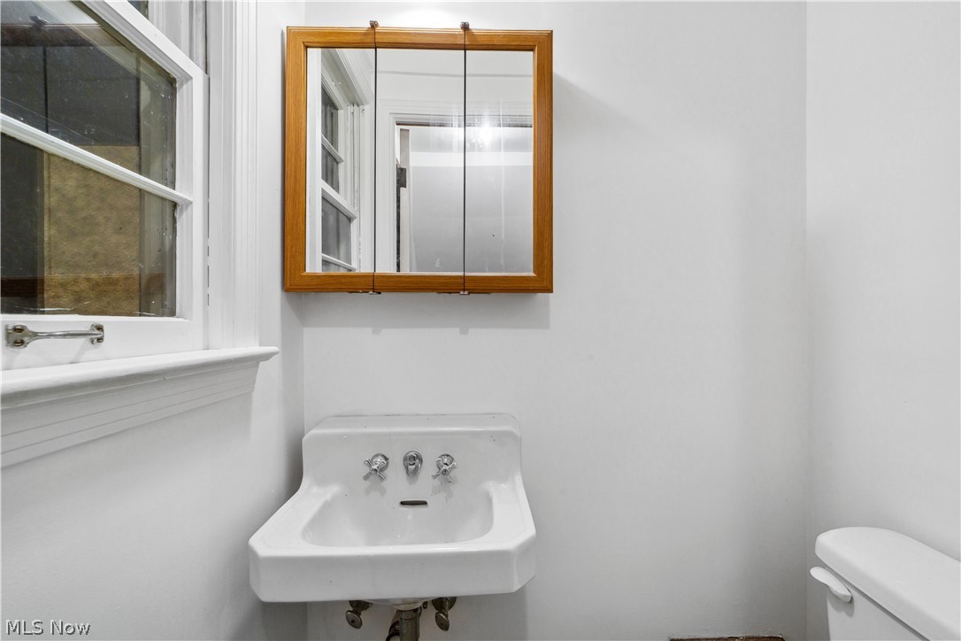 1655 Lyndhurst Road Cleveland, OH 44124 - Photo 13 of 30 Bathroom with sink and toilet
