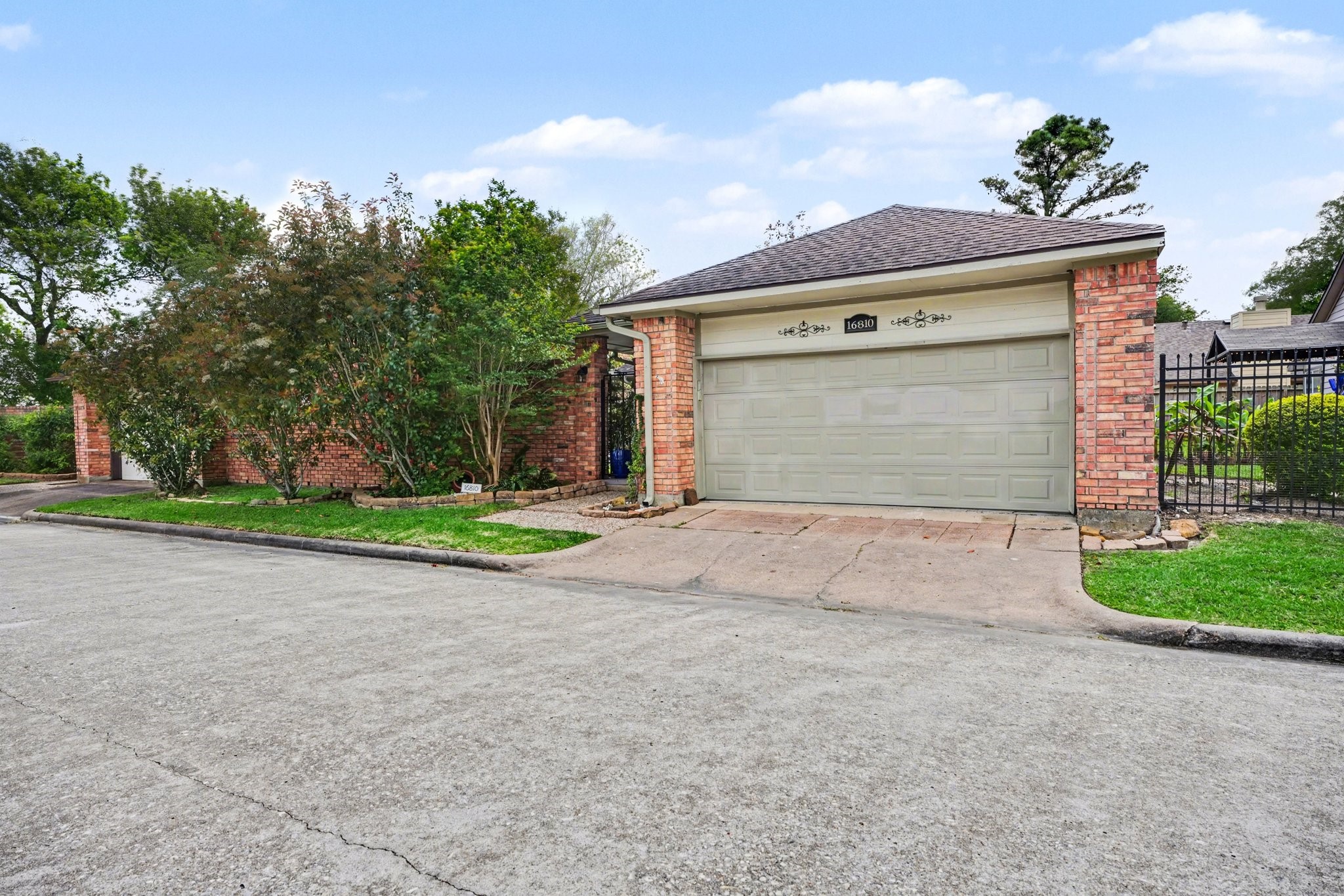 16810 Finewood Way Houston, TX 77058 - Photo 3 of 23 Detached two-car garage