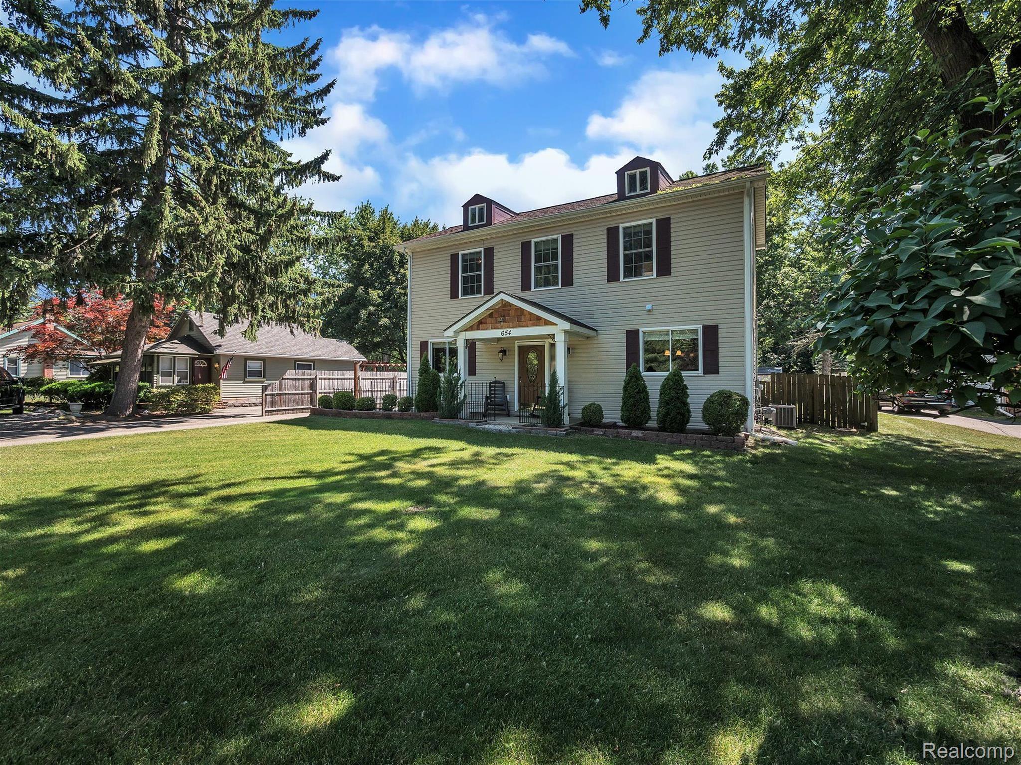 654 Crescent Lake Road Waterford, MI 48327 - Photo 4 of 46 Gallery Image 4