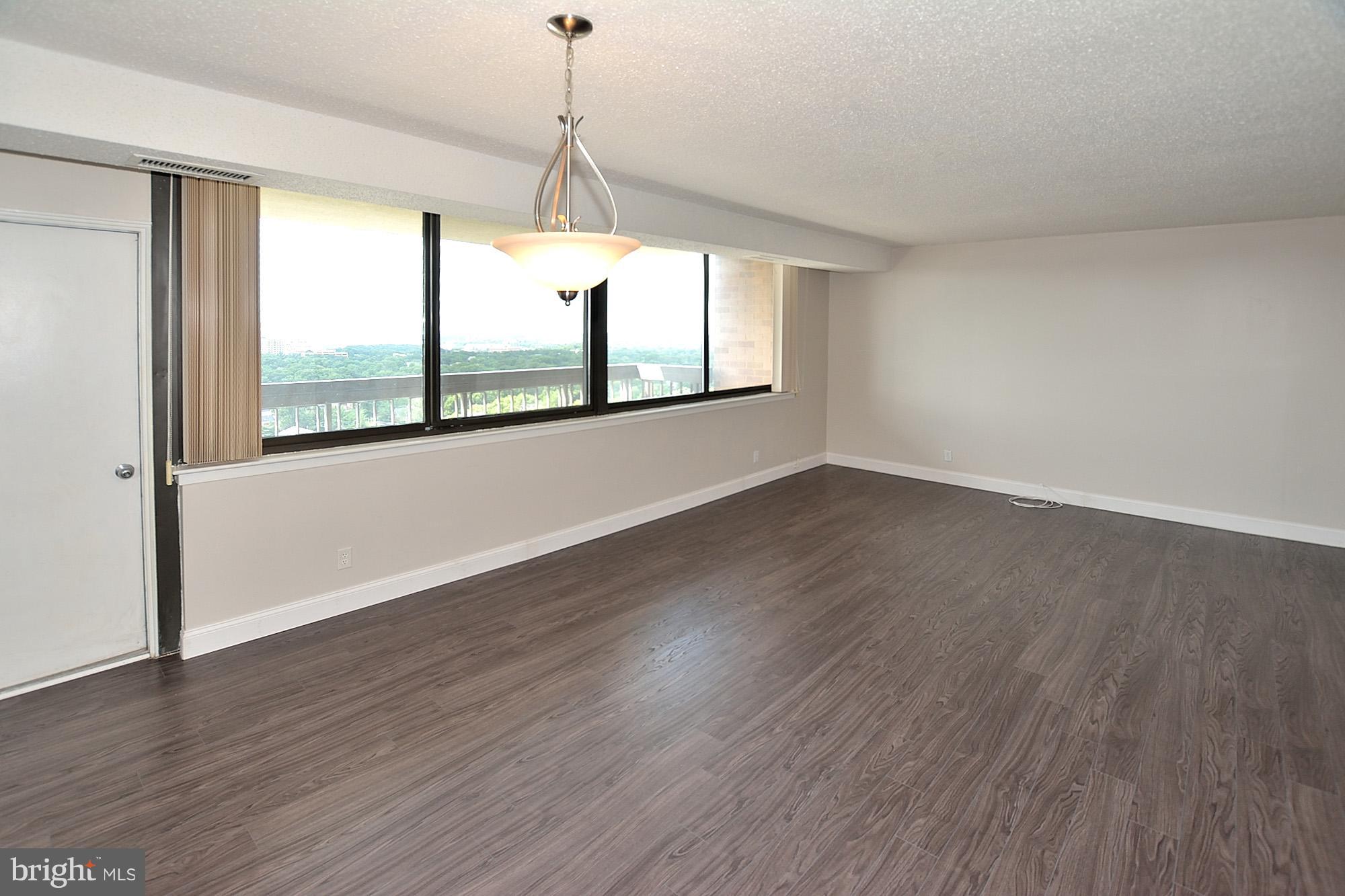 5501 Seminary Road, Unit 1710S Falls Church, VA 22041 - Photo 10 of 28 Light and bright living room