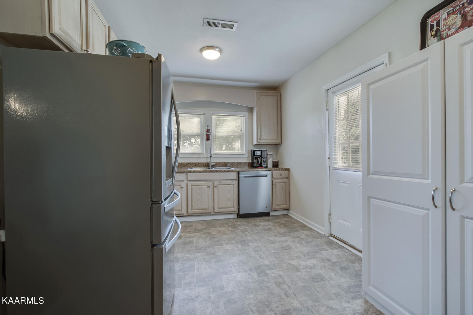 814 Haley Street Athens, TN 37303 - Photo 11 of 24 12_HaleyStreet_814_Kitchen01