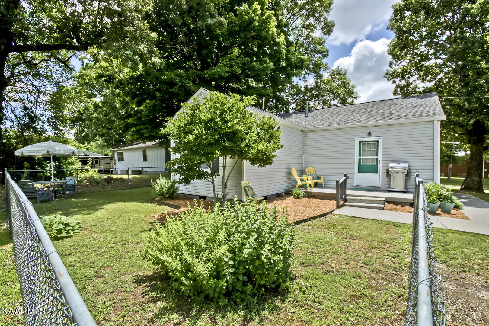 814 Haley Street Athens, TN 37303 - Photo 24 of 24 26_HaleyStreet_814_FencedYard02
