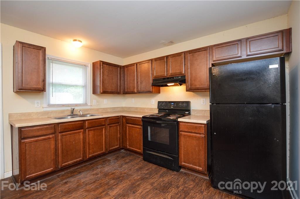 807 Squirrel Hill Road Charlotte, NC 28213 - Photo 11 of 34 a kitchen with a refrigerator stove and sink