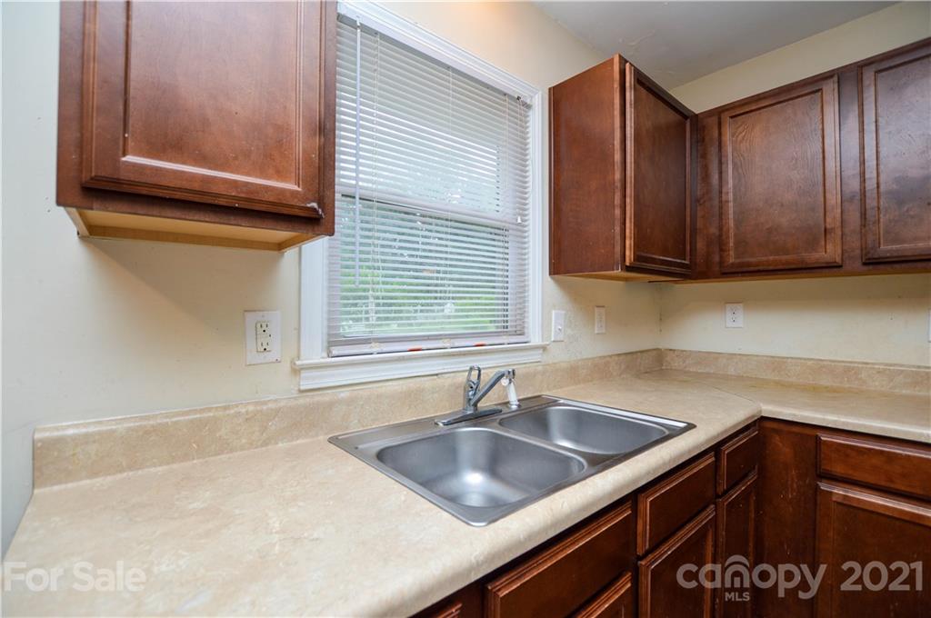 807 Squirrel Hill Road Charlotte, NC 28213 - Photo 12 of 34 a kitchen with granite countertop a sink and a stove