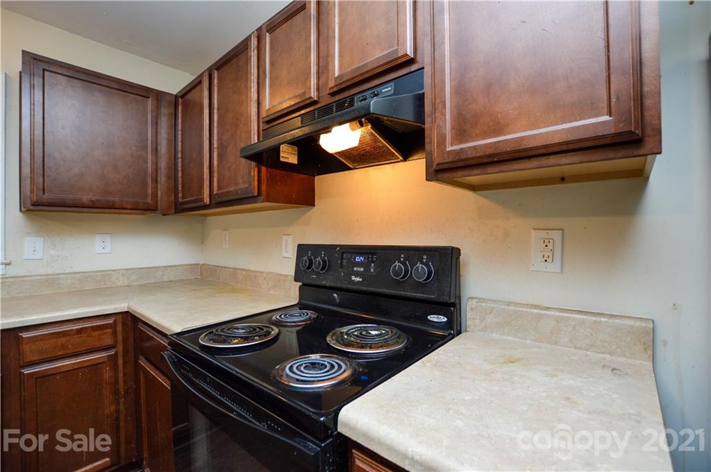 807 Squirrel Hill Road Charlotte, NC 28213 - Photo 13 of 34 a kitchen with a stove and a microwave