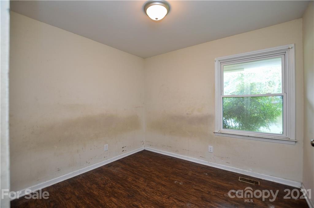 807 Squirrel Hill Road Charlotte, NC 28213 - Photo 19 of 34 an empty room with wooden floor and windows