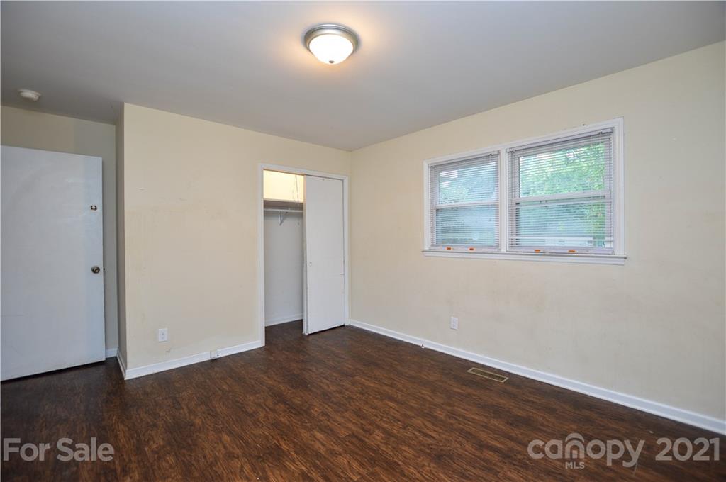 807 Squirrel Hill Road Charlotte, NC 28213 - Photo 24 of 34 an empty room with wooden floor and windows