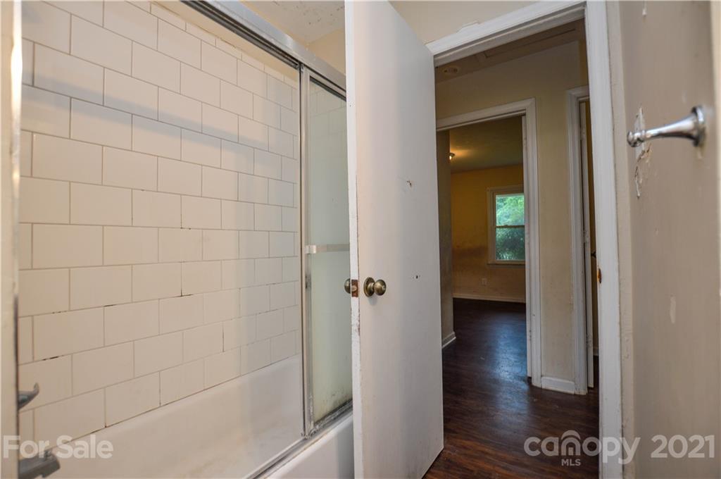 807 Squirrel Hill Road Charlotte, NC 28213 - Photo 29 of 34 a bathroom with a glass door shower