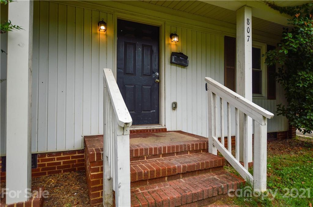 807 Squirrel Hill Road Charlotte, NC 28213 - Photo 4 of 34 a view of entryway