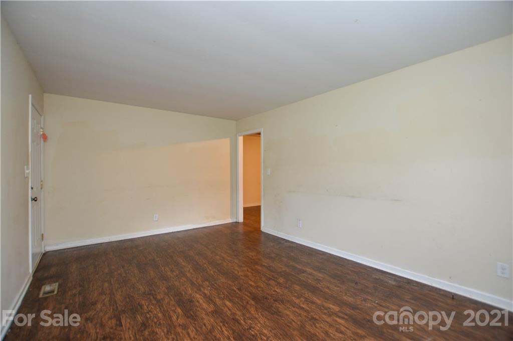 807 Squirrel Hill Road Charlotte, NC 28213 - Photo 7 of 34 a view of an empty room