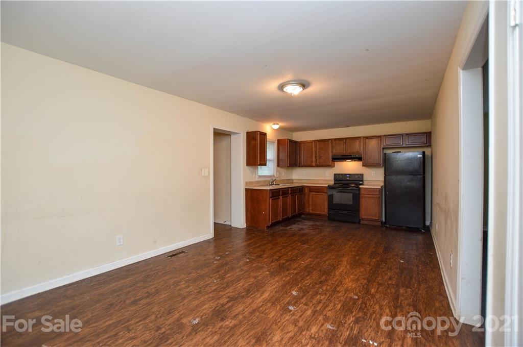 807 Squirrel Hill Road Charlotte, NC 28213 - Photo 9 of 34 a view of kitchen with wooden floor