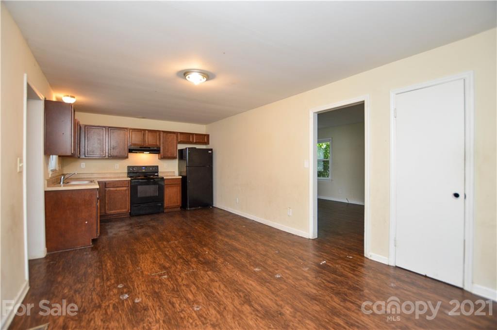 807 Squirrel Hill Road Charlotte, NC 28213 - Photo 10 of 34 a view of kitchen with wooden floor