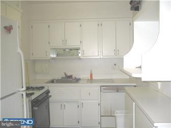 7111 Dungan Road Philadelphia, PA 19111 - Photo 4 of 9 Kitchen