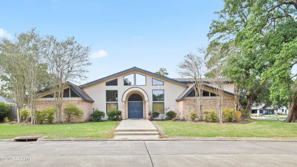 $549,000 | 16 Duperier Oaks Drive, New Iberia, LA 70563