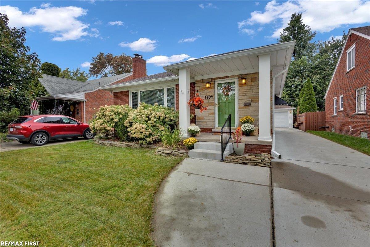1794 Bournemouth Road Grosse Pointe, MI 48236 - Photo 4 of 32 50123337-3.JPG