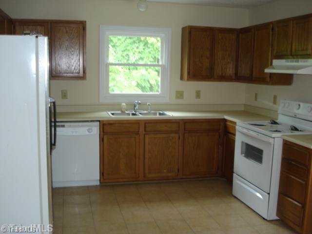 602 Kelly Road Greensboro, NC 27401 - Photo 4 of 10 Kitchen.