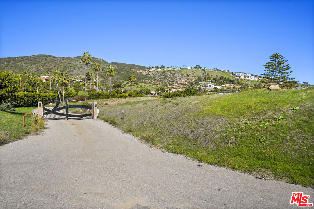 5909 Philip Avenue Malibu, CA 90265 - Photo 10 of 16