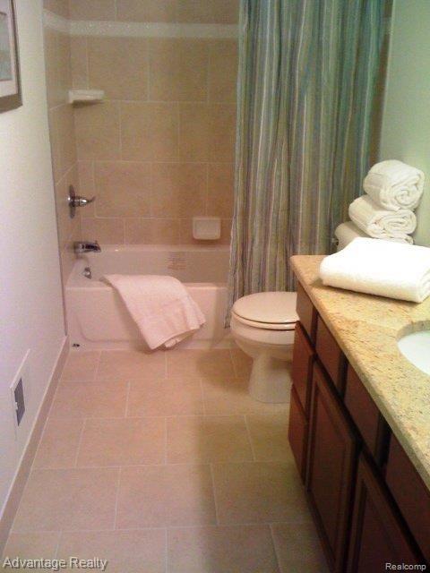 3891 Hazelton Avenue Rochester, MI 48307 - Photo 9 of 20 Hall Bathroom.JPG
