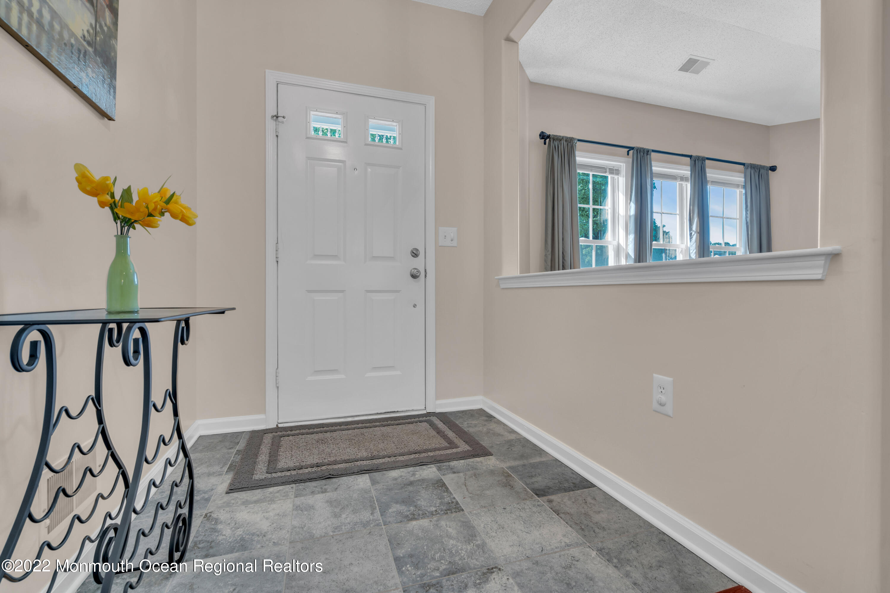 PRETTY ENTRANCE FOYER