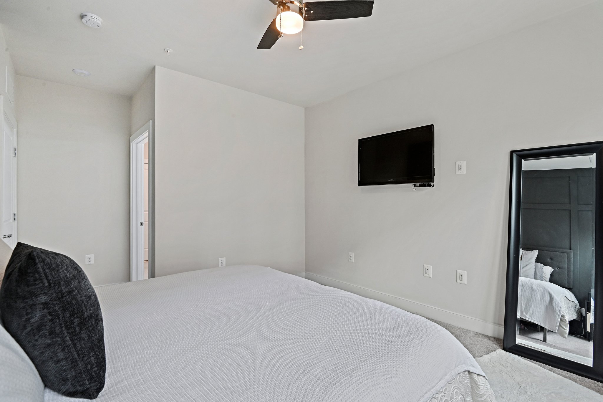 2320 Field Point Road, Unit 4102 Herndon, VA 20171 - Photo 18 of 39 a bedroom with a bed and a flat tv screen