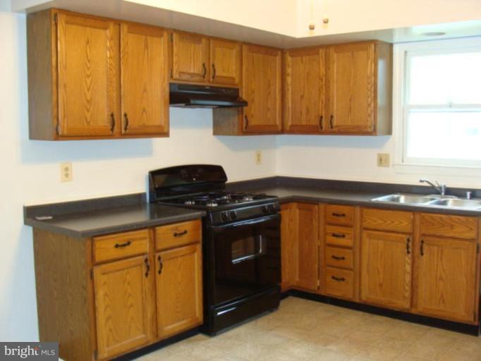 18244 Old Triangle Road Triangle, VA 22172 - Photo 4 of 15 Kitchen