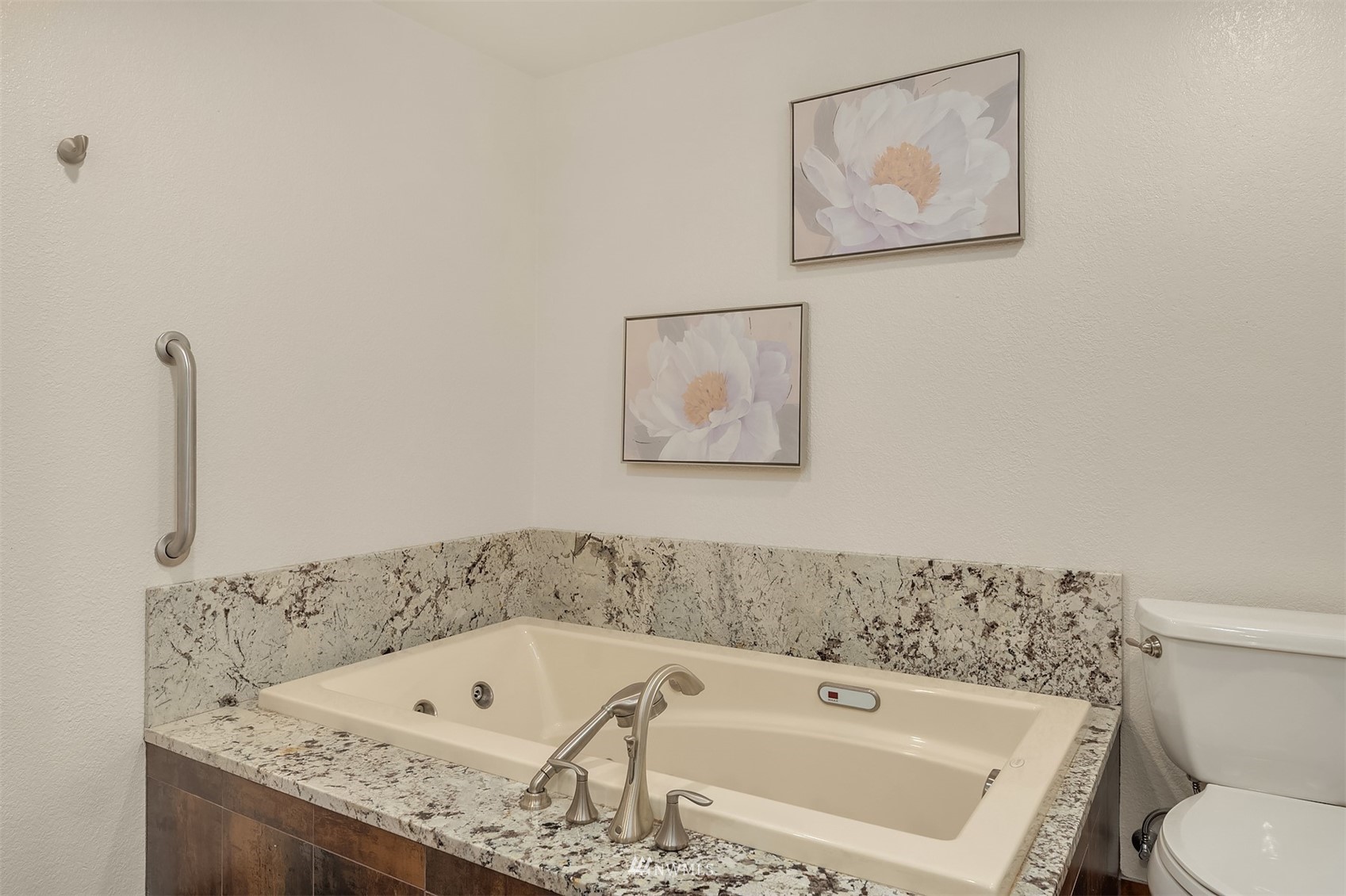 6730 114th Avenue Southeast Bellevue, WA 98006 - Photo 24 of 32 a bathroom with a sink and a toilet