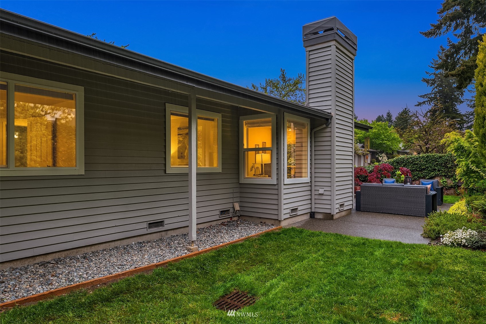 6730 114th Avenue Southeast Bellevue, WA 98006 - Photo 31 of 32 a front view of a house with a garden