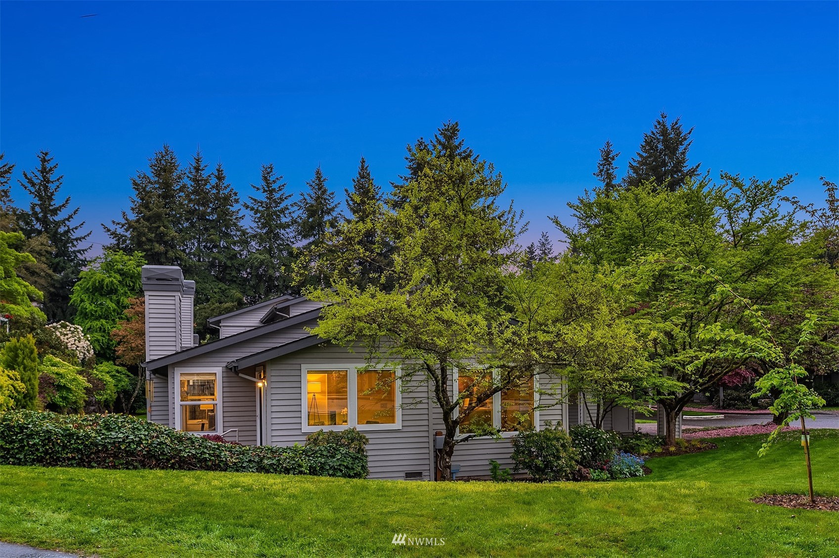 6730 114th Avenue Southeast Bellevue, WA 98006 - Photo 4 of 32 a front view of a house with a garden
