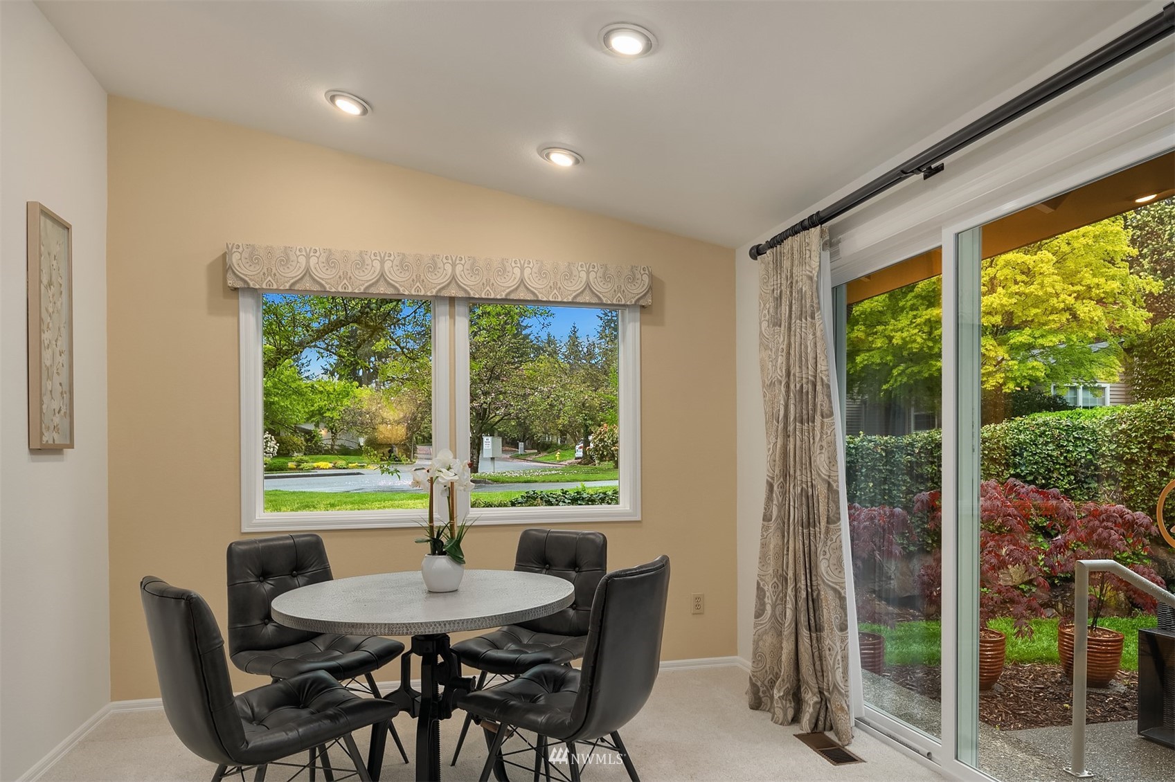 6730 114th Avenue Southeast Bellevue, WA 98006 - Photo 10 of 32 a dining room with a table and chairs