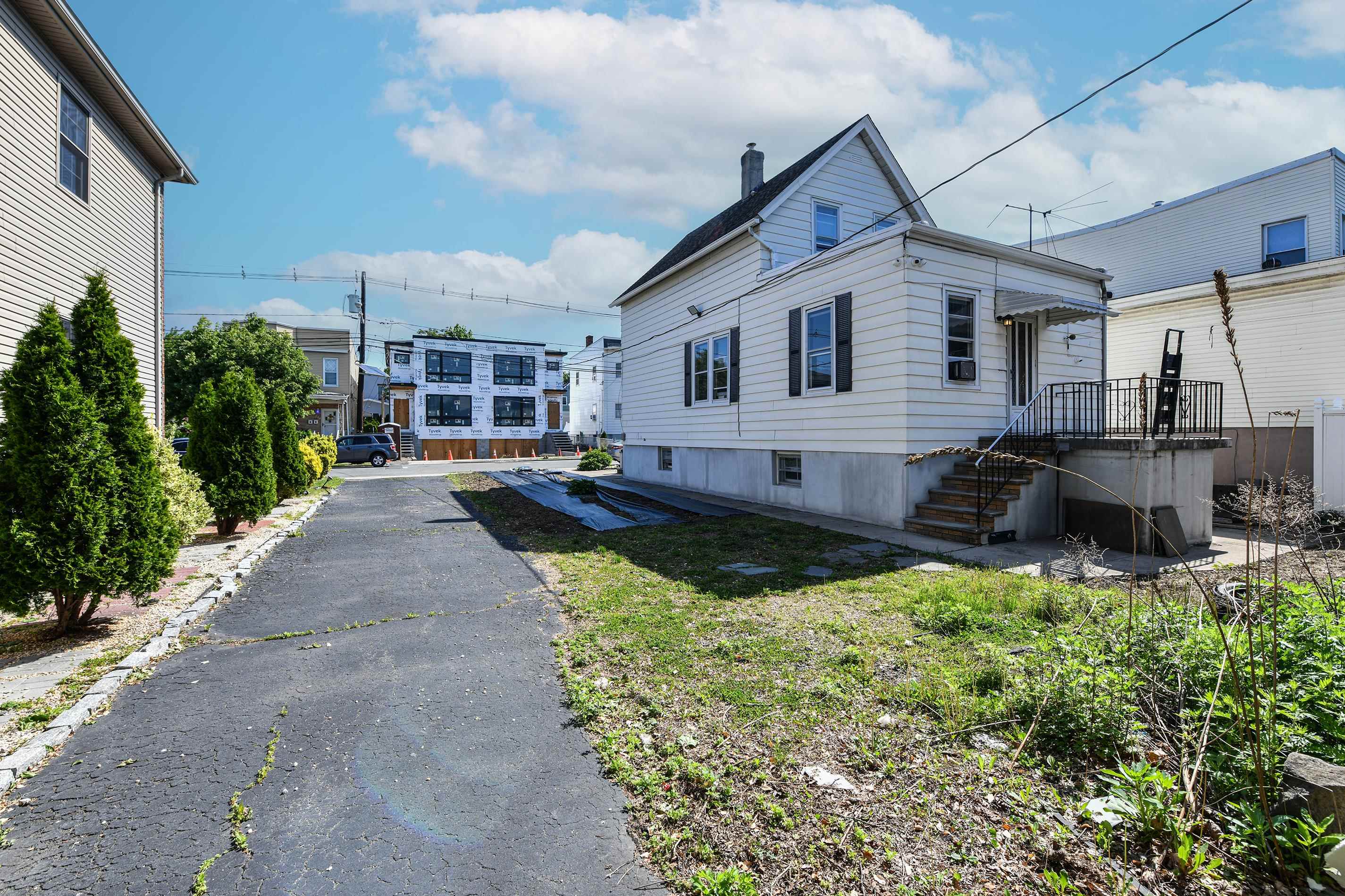 241 Maple Street Secaucus, NJ 07094 - Photo 28 of 34