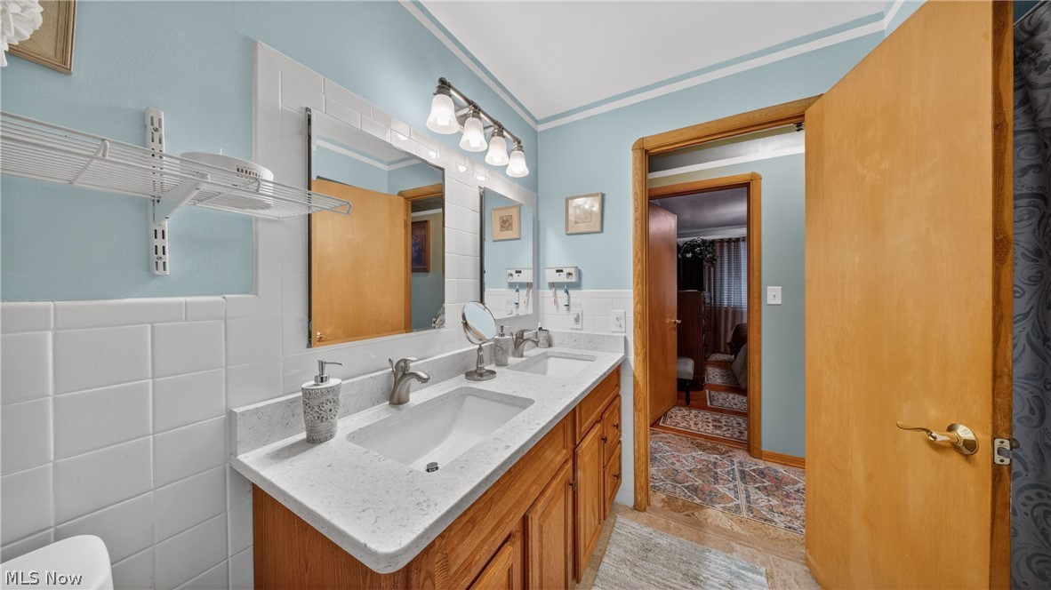 6649 Maplehurst Road North Olmsted, OH 44070 - Photo 13 of 47