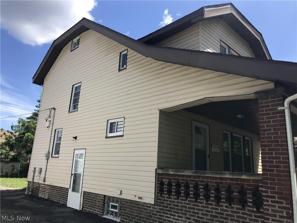 3263 Yorkshire Road Cleveland, OH 44118 - Photo 2 of 20