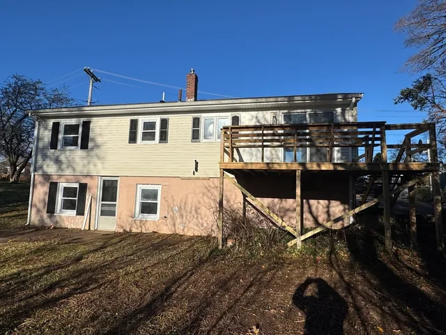 a view of a house with backyard