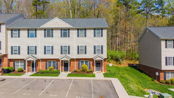 $249,900 | 2009 Lakeside Drive, Unit 216, Lynchburg, VA 24501