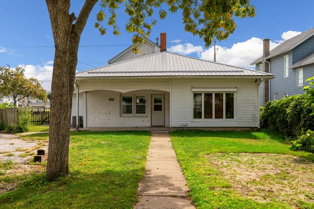 $249,999 | 667 East Blackhawk Avenue, Prairie du Chien, WI 53821