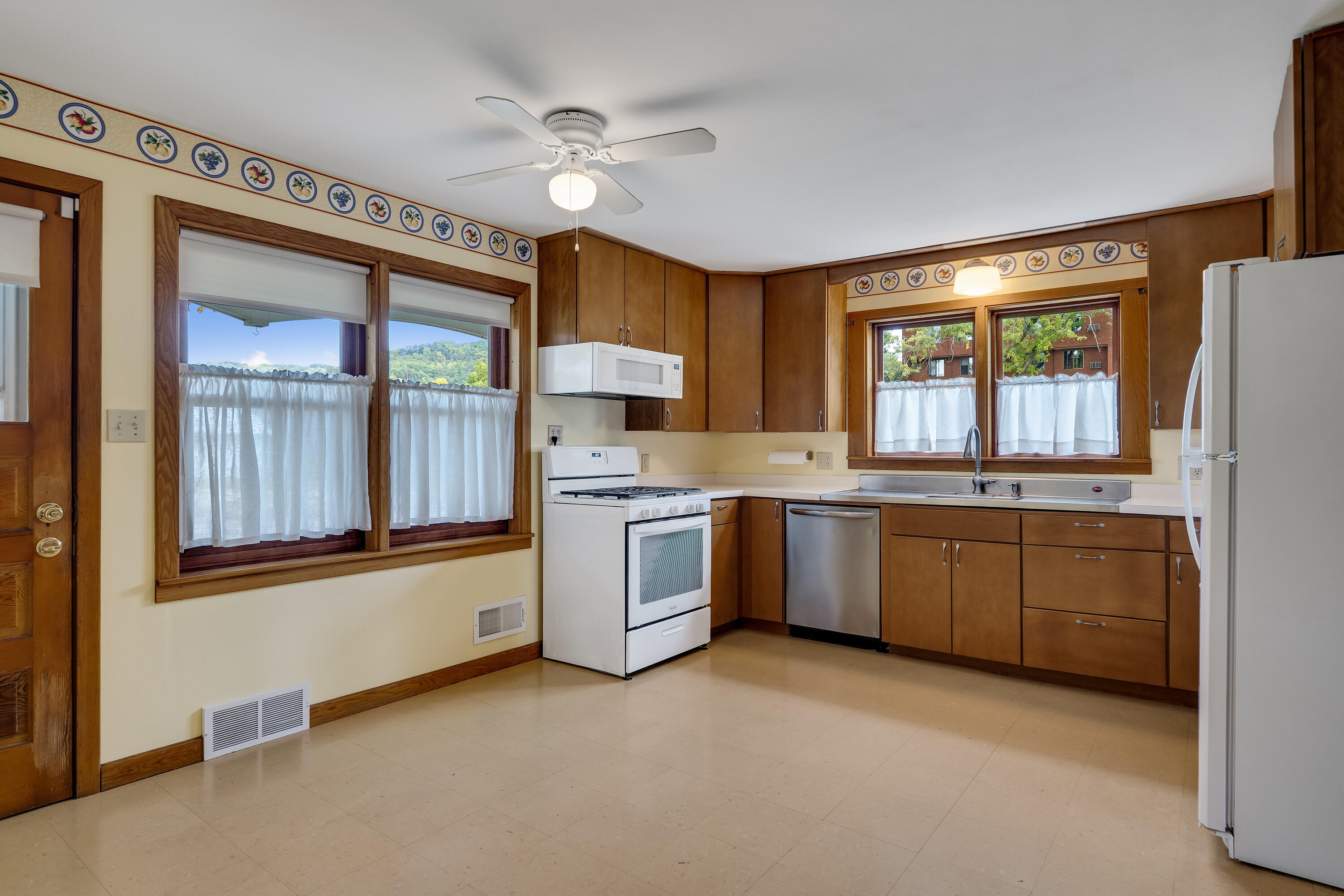 667 East Blackhawk Avenue Prairie du Chien, WI 53821 - Photo 4 of 61 17__DSC8406_mls