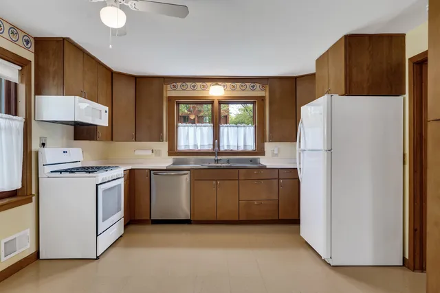 $249,999 | 667 East Blackhawk Avenue, Prairie du Chien, WI 53821