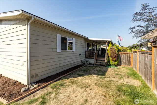 a view of a house with a backyard