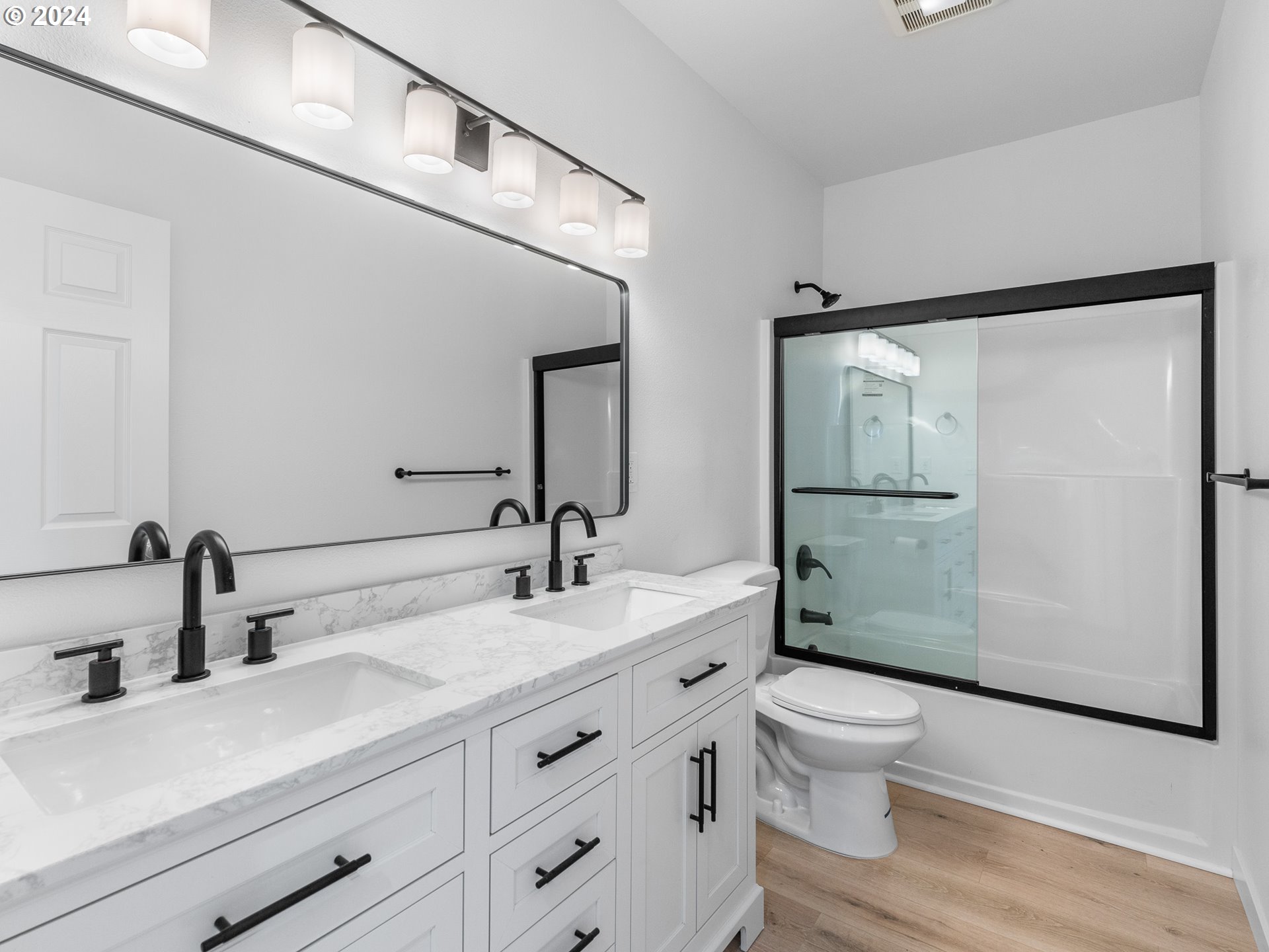 3911 Southwest Baird Street Portland, OR 97219 - Photo 9 of 38 Gallery Image 9