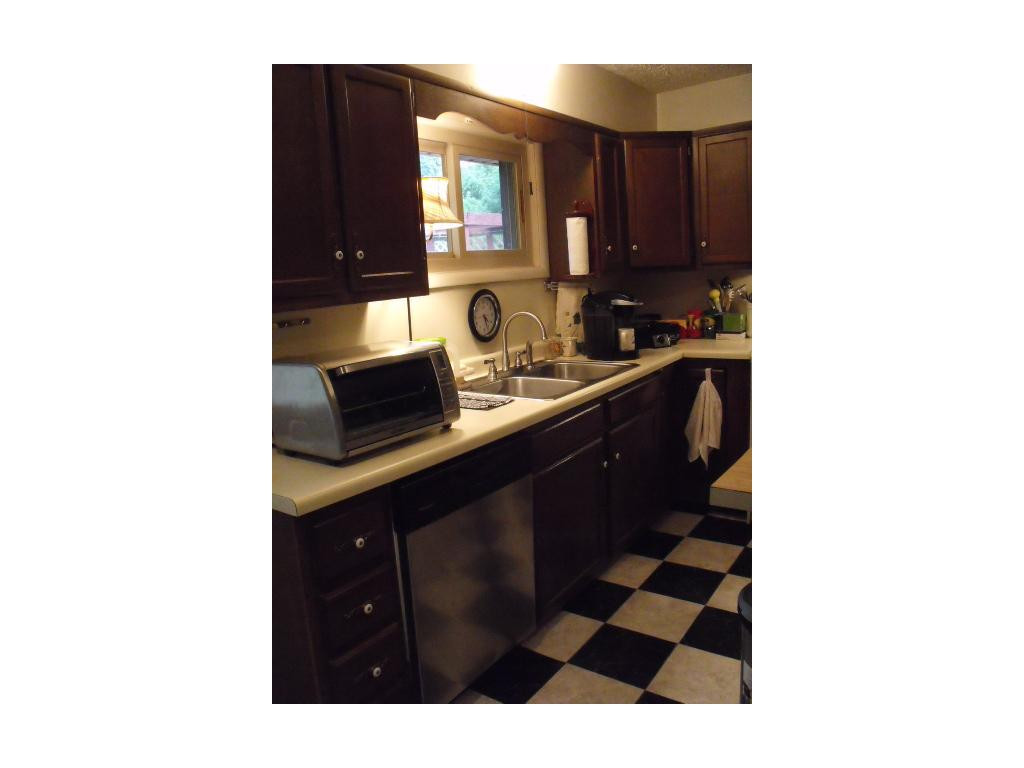 412 Berkeley Road Kingsport, TN 37660 - Photo 10 of 24 Ample Cabinet Space