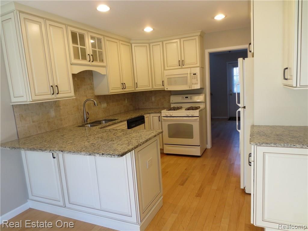 1235 Candlestick Lane, Unit 125 Rochester Hills, MI 48306 - Photo 12 of 31