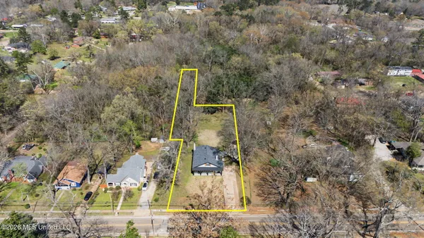 $284,999 | 400 Salem Avenue, Holly Springs, MS 38635