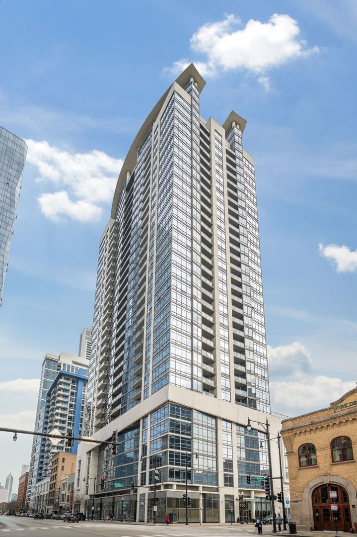 100 East 14th Street, Unit 2809 Chicago, IL 60605 - Photo 1 of 24 a front view of a building