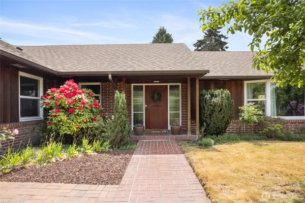 a front view of house with yard