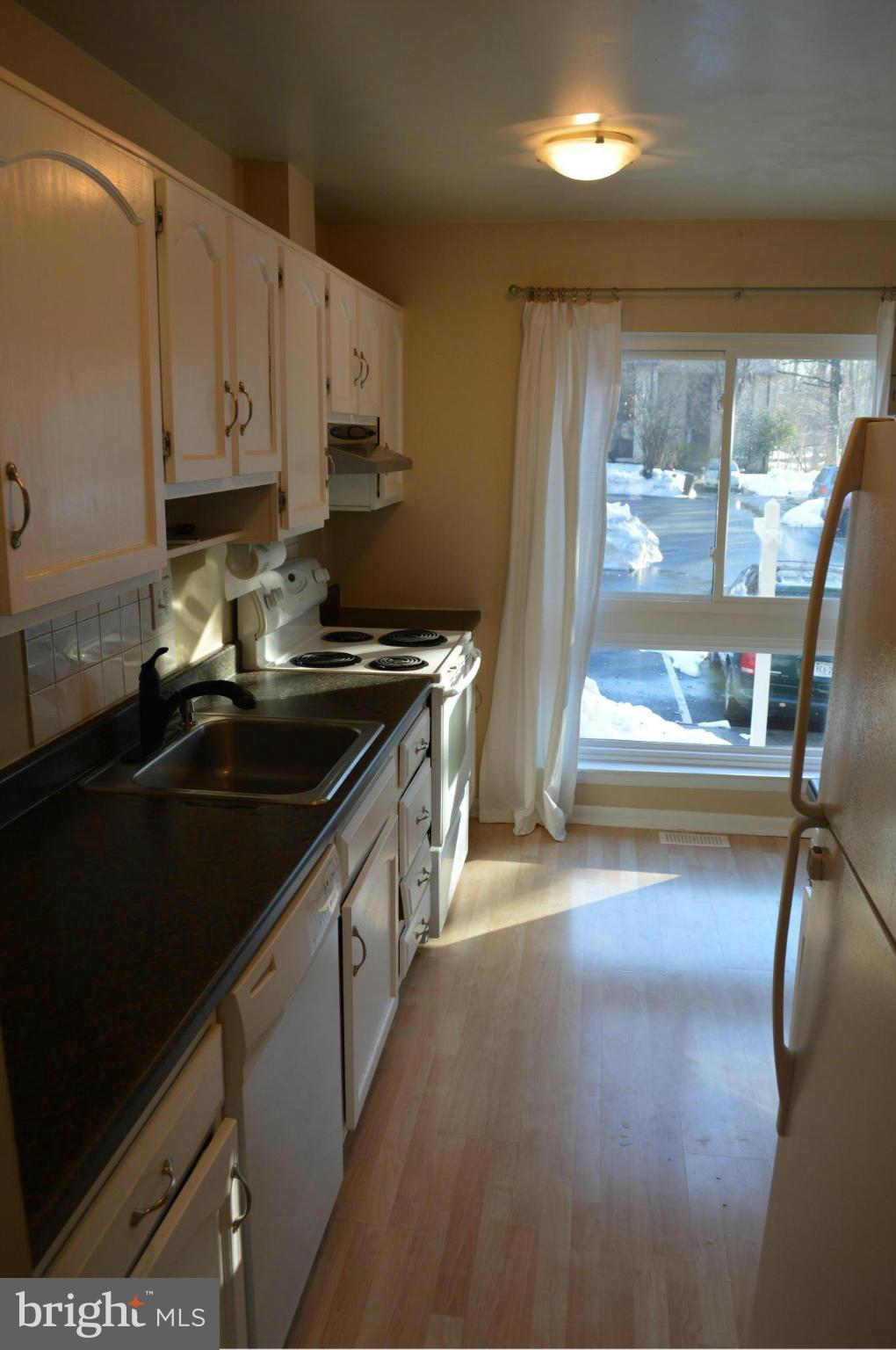 11976 Barrel Cooper Court Reston, VA 20191 - Photo 6 of 29 Kitchen