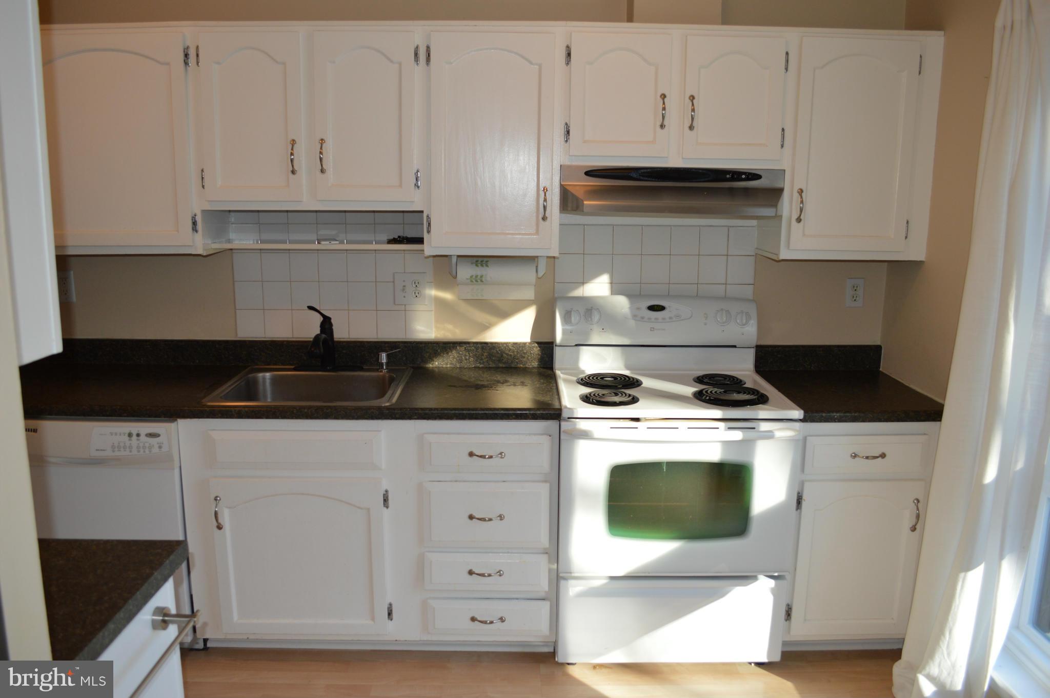 11976 Barrel Cooper Court Reston, VA 20191 - Photo 9 of 29 Kitchen