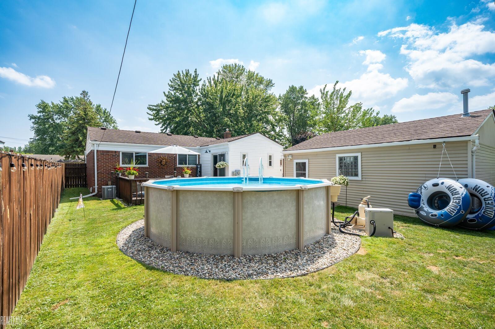 18359 Woodbine Road Fraser, MI 48026 - Photo 24 of 28 50188454-B855A0A0-32FC-4B10-A090-574ED8EFAA1D.JPG